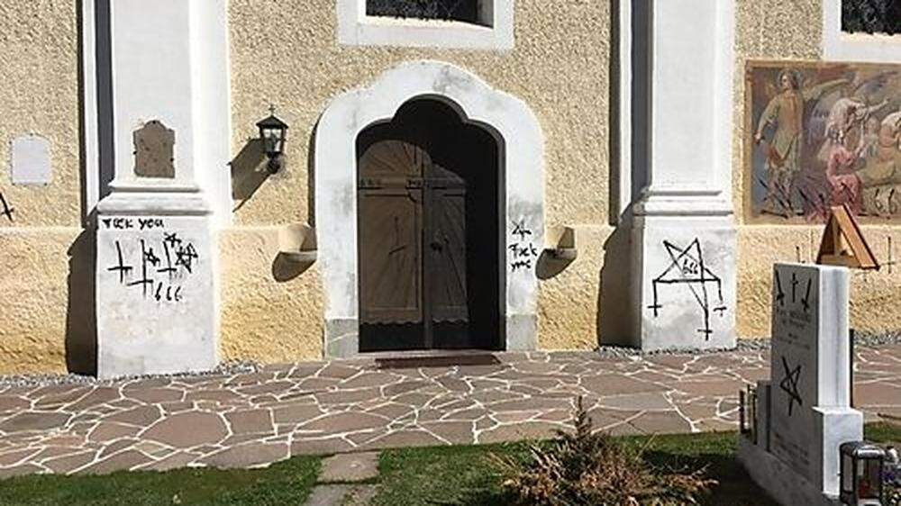 Vandalenakt: Das Eingangsportal, Fresko und Grabsteine wurden beschmiert