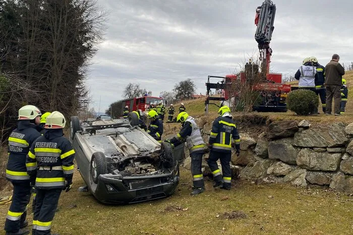 Dabei fuhr sie auf eine Steinmauer auf, überschlug sich und blieb auf der darunter befindlichen Etage auf dem Dach liegen.