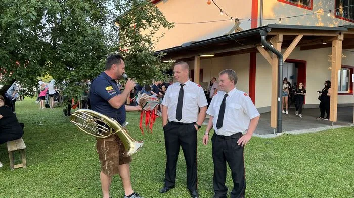 Kommandant Rene Ruckenstuhl (r.) und sein Stellvertreter Christoph Schantl (m.) freuten sich über die vielen Gäste beim Weixelbaumer Fest. Markus Haas vom Musikverein Deutsch Goritz überreichte ihnen ein Weixelbaumer Lebkuchen-Herz.