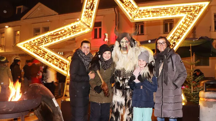 Die Veranstalter Stadträtin Andrea Pecile seitens der Stadtgemeinde und Rapahael Adler konnten rund 30 maskierte Perchtengruppen mit über 400 Masken in der Tiebelstadt begrüßen!