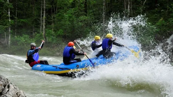 Ein einmaliges Erlebnis bietet eine Raftingtour auf der Salza. Von der Familientour bis zu einer Mehr-Tages-Tour – die Möglichkeiten sind groß. Infos: www.raftingcamp.at