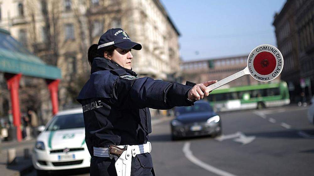 Polizei kontrolliert Fahrverbot in Mailand