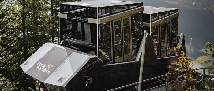 Mit der modernen Standseilbahn gelangen Besucher bequem und barrierefrei ins Hallstätter Hochtal