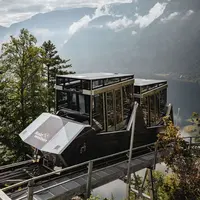 Mit der modernen Standseilbahn gelangen Besucher bequem und barrierefrei ins Hallstätter Hochtal
