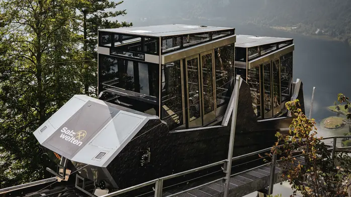 Mit der modernen Standseilbahn gelangen Besucher bequem und barrierefrei ins Hallstätter Hochtal