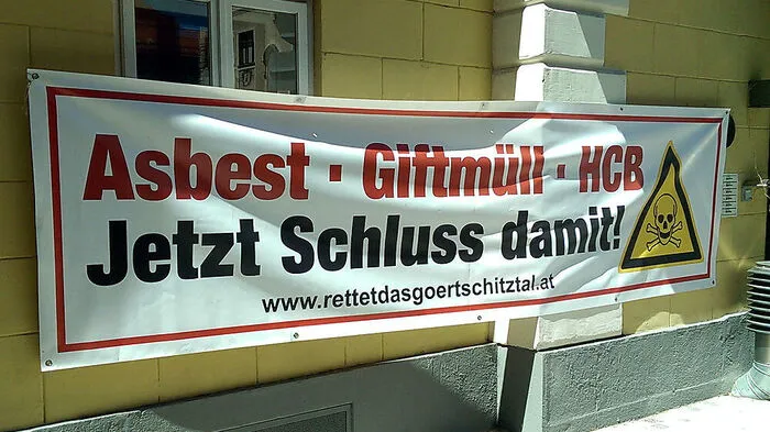 Betroffene brachten zur Pressekonferenz am Montag auch Plakate mit