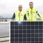 Vorstand Thomas Santler (links) und Marketing-Chef Peter Peschel freuen sich über die Solaranlage, die achtgrößte einer Brauerei weltweit