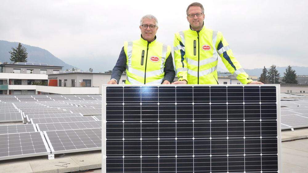 Vorstand Thomas Santler (links) und Marketing-Chef Peter Peschel freuen sich über die Solaranlage, die achtgrößte einer Brauerei weltweit