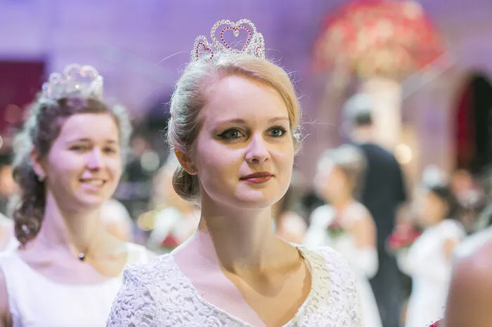 Die Debütantinnen tragen erhobenen Hauptes ihre Opern-Redoute-Krönchen vom Grazer Traditionsjuwelier Weikhart.