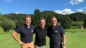„Wir machen WM-Rasen“: Philipp Weber, Ralf Rangnick und Stephan Breisach beim Foto-Shooting