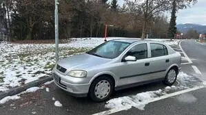 Auto auf Parkplatz | Dieser Opel steht seit vergangenen September auf dem Asfinag-Parkplatz 