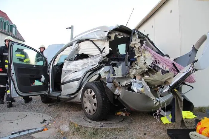 Die Feuerwehren Wies und Pölfing-Brunn standen mit fünf Fahrzeugen und 21 Mann am Unfallort im Einsatz.