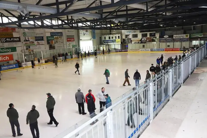 Das Nadlinger Dorfturnier fand früher in drei verschiedenen Gasthäuser mit einer Eisstockbahn wie GH-Gfrerer-LIPP, GH-Schleifer und GH-Huber statt. 