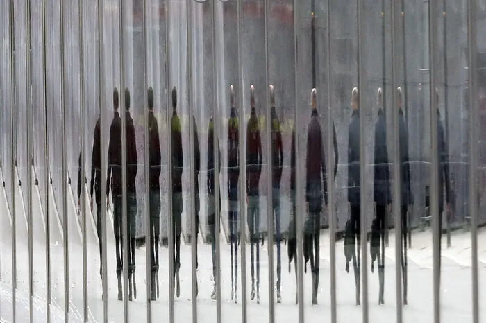 Nachdem der Kletterer am Nachmittag entdeckt worden war, evakuierte die Betreibergesellschaft das Wahrzeichen. Rund 2500 Menschen mussten den Turm und das Gelände verlassen. Die Gegend wurde weiträumig abgesperrt. Am Dienstag soll der Turm wieder öffnen.