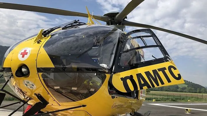 Mit dem Rettungshubschrauber C17 wurde der schwer verletzte Arbeiter ins LKH Graz geflogen