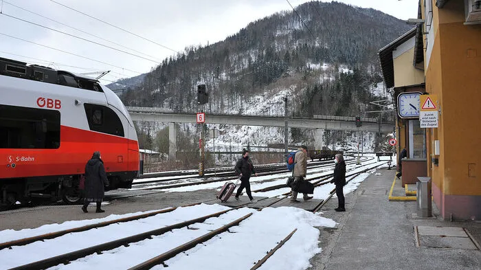 Bahnhof Weißenbach-St. Gallen: Umsteigen in den Bus.