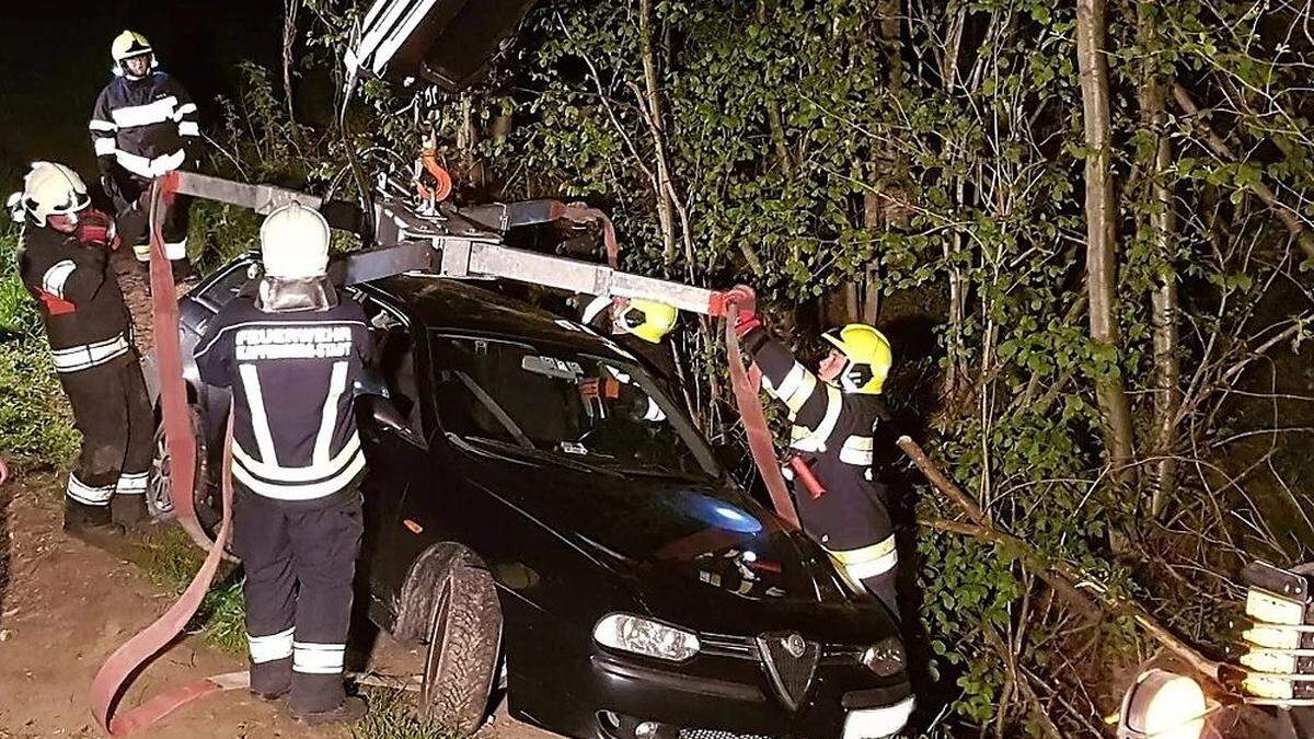 Das Schwere Rüstfahrzeug wurde geholt, um das Auto wieder aufzurichten