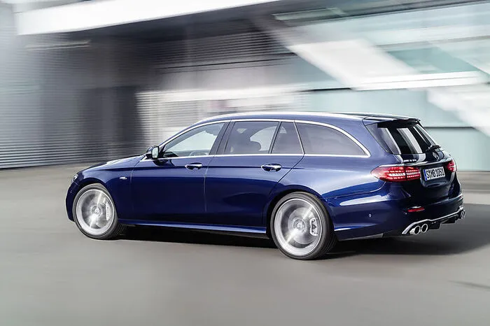 Mit der Modellpflege machen sich bei Mercedes die Mild-Hybriden breit – nur bei den kleinen Dieselmotoren nicht. Und es soll eine Offensive zum Thema Plug-in-Hybrid geben: nicht weniger als sieben Varianten (T-Modell und Allrad eingerechnet). Neu im Programm ist der Vierzylinder-Benziner mit zwei Litern Hubraum, 272 PS und weitere 20 durch den Elektro-Boost des integrierten Startergenerators. Das gilt auch für den neuen 3-Liter-Reihensechszylinder-Benziner mit 367 PS.