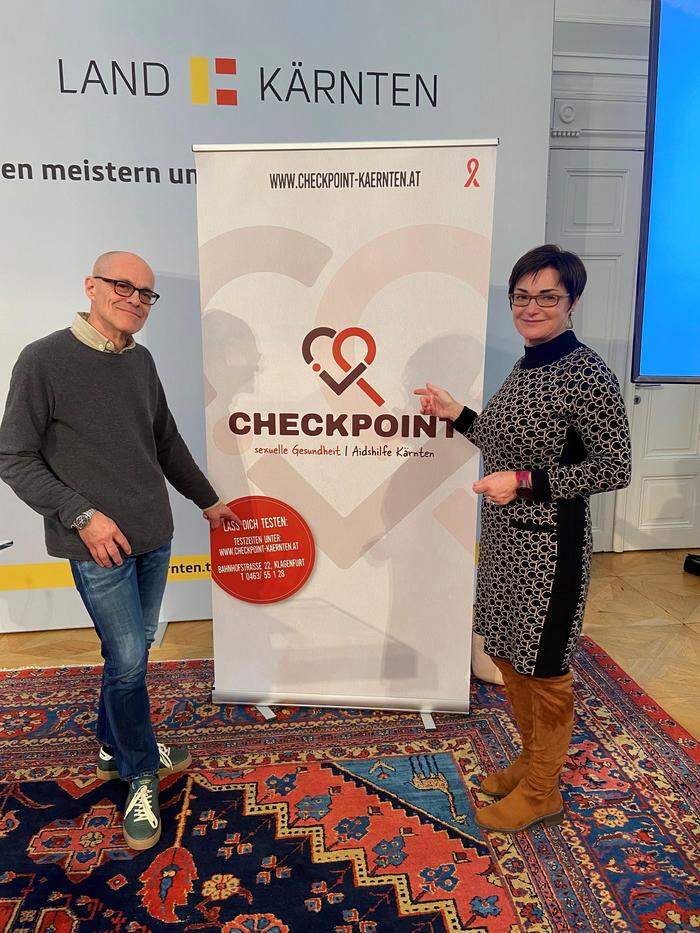 Günther Nagele, Leiter des „Checkpoints“, und Beate Prettner mit dem neuen Logo des Vereins