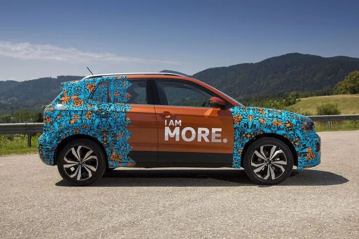 Sein Motto lautet: „I am more than one thing“, was bedeutet, dass er mehr als in der Kleinwagen-Klasse bieten, aber nicht mehr kosten soll.