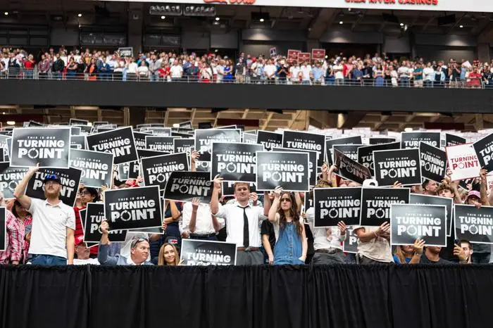Trump pays tribute at Charlie Kirk memorial, widow says she has forgiven suspect ARIZONA, UNITED STATES - SEPTEMBER 21: Charlie Kirk supporters seen holding the This is our Turning point signs during the memorial service for conservative activist Charlie Kirk at State Farm Stadium in Glendale, Arizona, United States, on September 21, 2025. Jon Putman / Anadolu Arizona United States. Editorial use only. Please get in touch for any other usage. PUBLICATIONxNOTxINxTURxUSAxCANxUKxJPNxITAxFRAxAUSxESPxBELxKORxRSAxHKGxNZL Copyright: x2025xAnadoluxJonxPutmanx