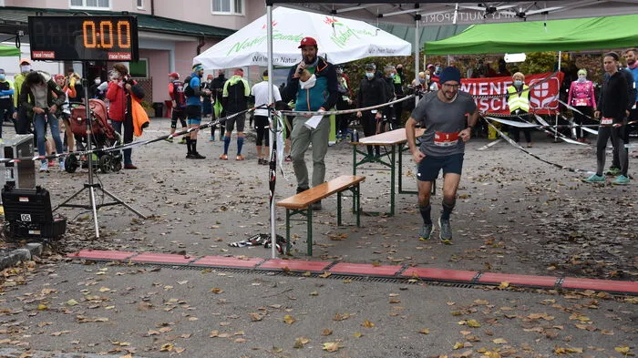 Gut gelaunt starteten die Naturfreunde Kärnten Samstag in der Früh vor dem Jugendgästehaus im Klagenfurter Univiertel in den Tag. Hobby-Fotografen gingen mit Unterstützung von Foto Gottwald in den ersten Fotomarathon (nach dem ersten Probelauf im Vorjahr), um in acht Stunden acht Motive abzulichten. Rund 90 Teilnehmer starteten zum ersten Kreuzbergellauf. Es galt 10 bzw. 16 Kilometer bis zur Sternwarte zu laufen oder zu walken. Gestartet wurde im 10 Sekunden-Takt wegen Covid19 einzeln.