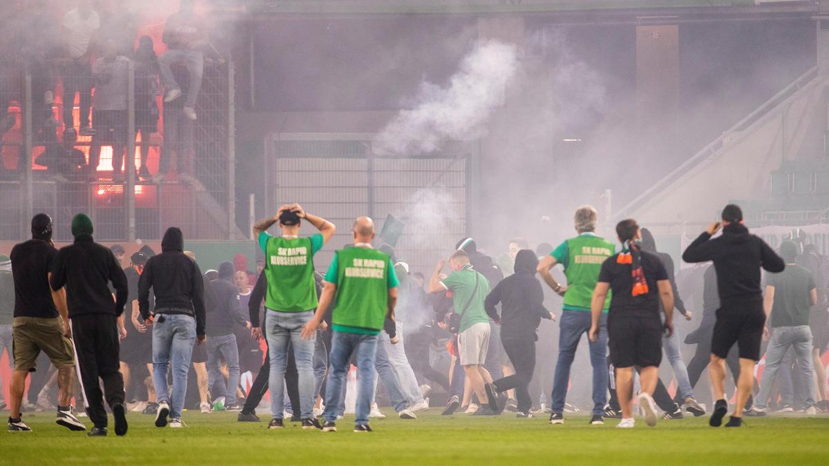 Nach dem Schlusspfiff eskalierte beim Wiener Derby die Lage