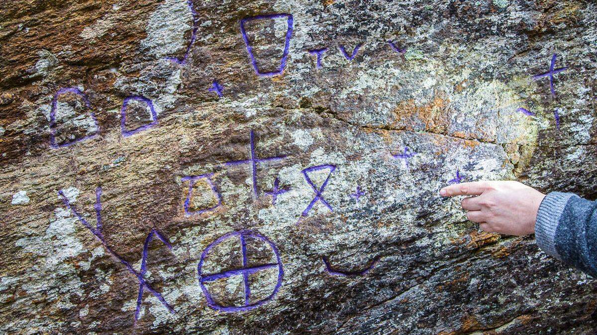 Uralter Code, neu gefärbt. Man kann nicht einmal sagen, aus welcher Zeit die rätselhaften Zeichen auf dem Felsen stammen