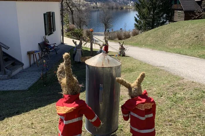 Löschwasser gibt es jedenfalls genug, immerhin liegt im Hintergrund das malerische Steirische Meer.