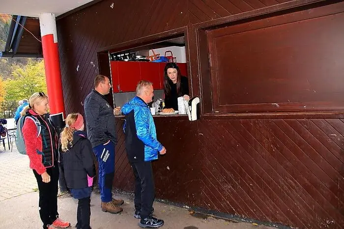„Zur Stärkung, aber auch zum gemütlichen Zusammenstehen“, so der Bürgermeister, wurden zwei Labestationen aufgebaut. Start und Ziel war das Alpenstadion Kainach, wo die Teilnehmer nach der Rückkehr mit Essen und Getränken versorgt wurden.