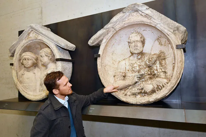 Marko Mele, Chefkurator des Archäologiemuseums Schloss Eggenberg, führte die jungen Gäste höchstpersönlich durch die Ausstellung des Museums.