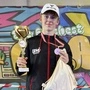 Laurin Walder aus Lienz zeigt den Pokal für den österreichischen Meistertitel im Breaking | Er hat es wieder geschafft: Laurin Walder aus Lienz wurde zum zweiten Mal in Folge österreichischer Meister im Breaking