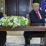 Kim und Trump nach der Unterzeichung der Abrüstungsvereinbarung