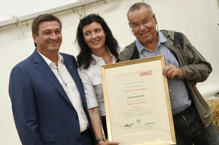 Die Ehrenurkunde der Wirtschaftskammer Kärnten überreichte Präsident Jürgen Mandl an Marika und August  Mayer.