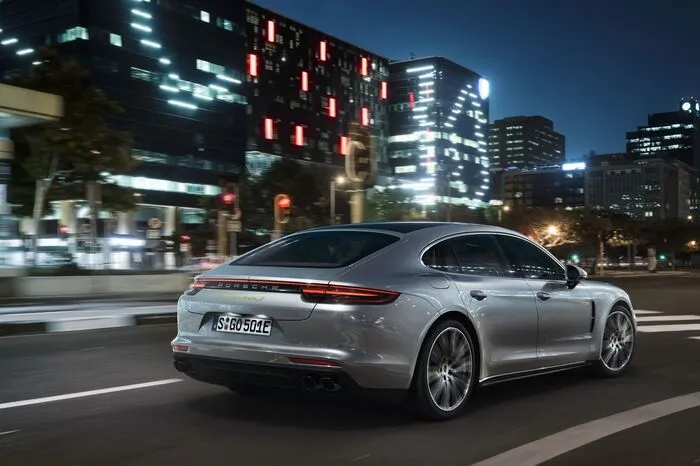 Der Panamera Turbo S E-Hybrid startet standardmäßig im rein elektrischen Modus „E-Power“. Bis zu 50 Kilometer weit kann der Panamera rein elektrisch fahren. Durch das Überwinden eines Druckpunktes im Fahrpedal oder beim Unterschreiten eines Mindestladestandes der Batterie wechselt der Panamera in den Modus „Hybrid Auto“ – damit steht die Kraft beider Motoren zur Verfügung. Die Boost-Strategie stammt übrigens vom Supersportwagen 918 Spyder. Der Durchschnittsverbrauch im äußerst pluginhybridfreundlichen Fahrzyklus liegt bei 2,9 l/100 km (66 g/km CO2) und 16,2 kWh/100 km Strom.