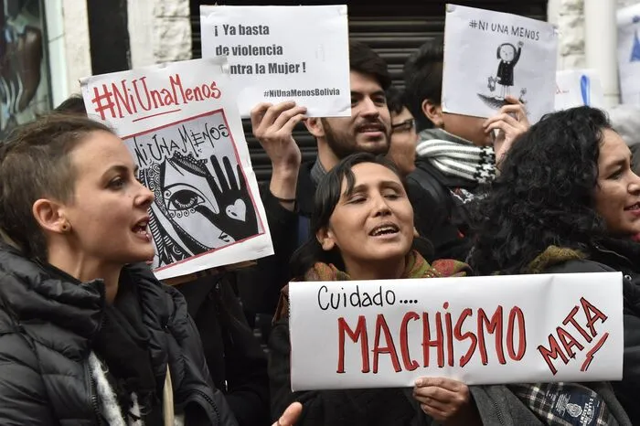 Auch in zahlreichen weiteren Städten des Landes gab es am Mittwoch Kundgebungen, zu denen die Fraueninitiative "#Ni Una Menos" (Nicht eine weniger) nach der Vergewaltigung und dem Tod einer Minderjährigen in Mar del Plata aufgerufen hatte.