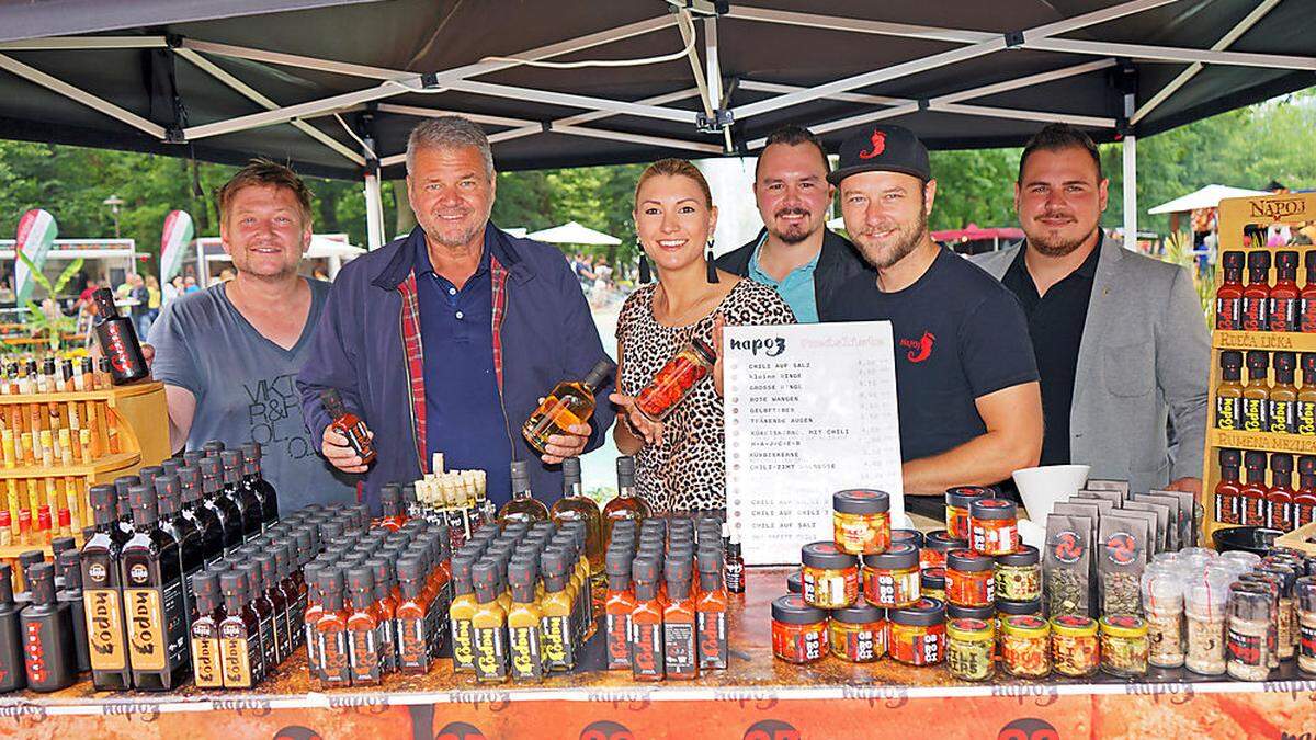 Stefan Roth (Street Food Market Austria), Bürgermeister Gerhard Köfer, Julia Astner (Stadt Spittal), Gemeinderat Marko Mihajlovic, Standbetreiber Žiga Legnar und Kevin Duschlbauer (von links)