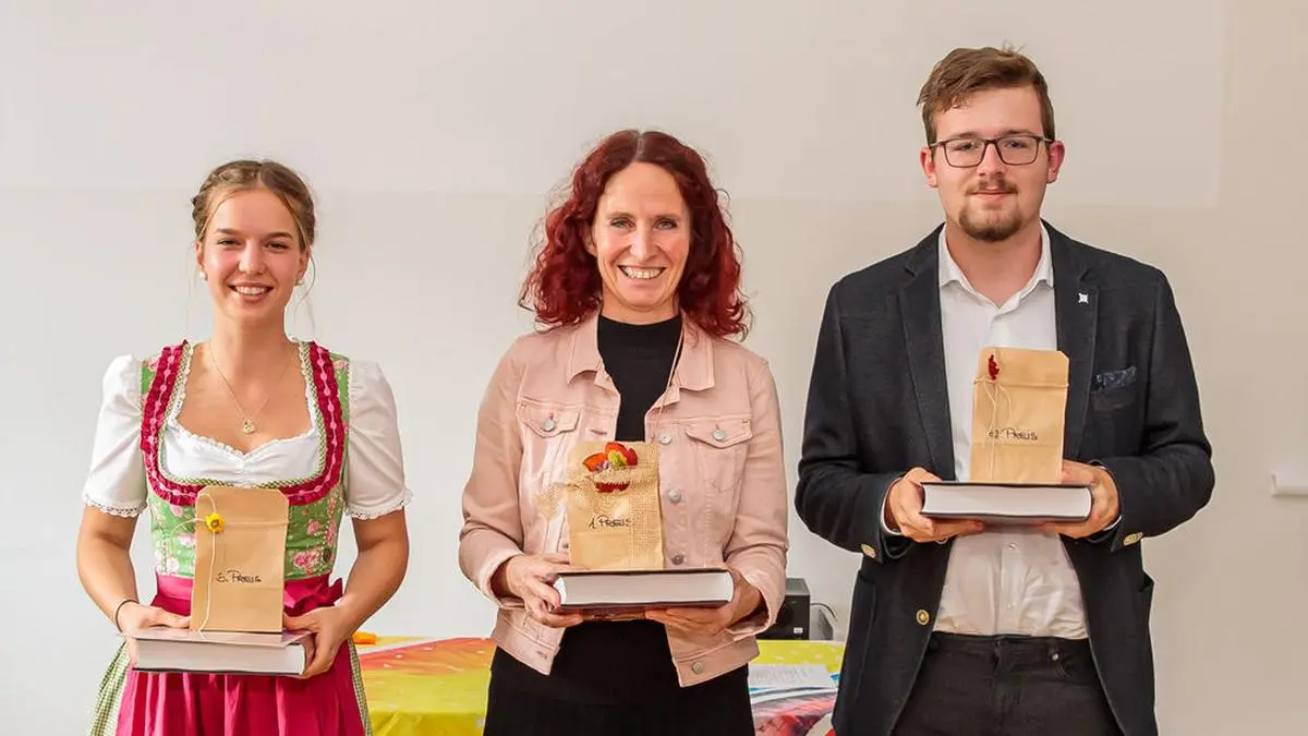Lisa Schaffler (BG/BRG Weiz, 3.Platz), Simone Krondorfer-Piller – Vertreterin von Lukas Zottler (BG/BRG Bruck/Mur, 1.Platz), Felix Kriebernig (BG/BRG Knittelfeld, 2.Platz)