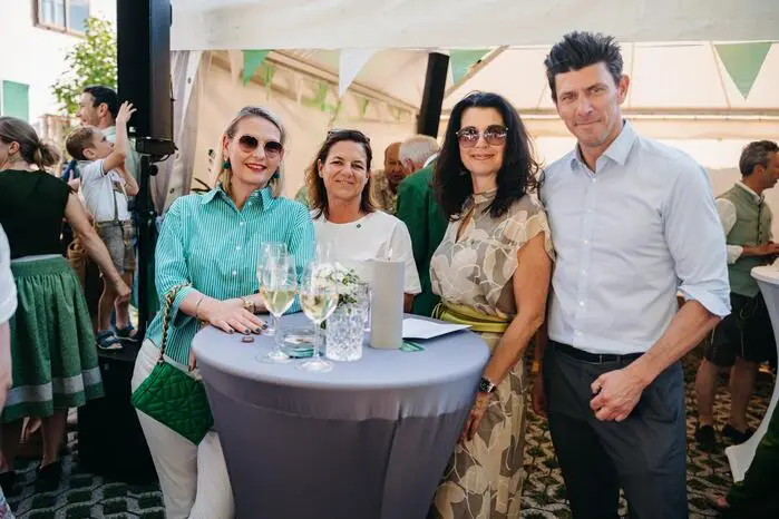 Rund 400 illustre Gäste, darunter auch Steirerkrimi-Autorin Claudia Rossbacher (links) waren der Einladung von Steiermark Tourismus gefolgt.