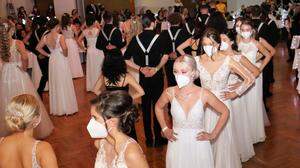 Trotz Maske genossen die Schüler den Ballabend