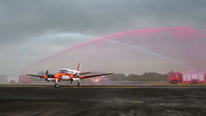 Mit einer bunten Zeremonie übergab Japan mehrere TC-90 Flugzeuge, die künftig für die Philippinische Luftwaffe im Einsatz sein werden. Dazu wurde das Wasser aus den Kanonen der Feuerwehr eingefärbt.