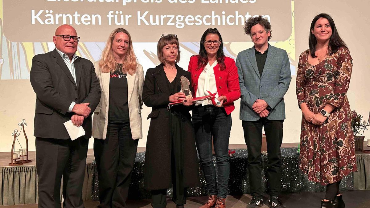 Literaturpreis des Landes Kärnten für Kurzgeschichten (von links): Igor Pucker, Helena Prinz, G. M. Schwarz, Landesrätin Sara Schaar, David Rupp und Vea Kaiser