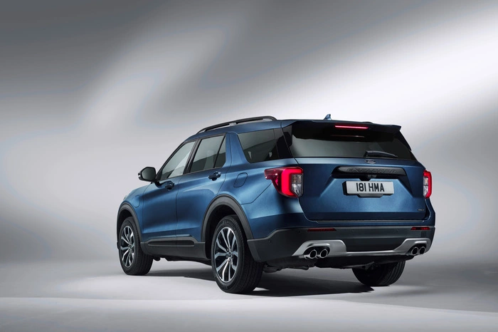 Aber nein, unter der haushohen Motorhaube bollert kein bulliger V8, sondern ein Plug-in-Hybrid-System: Es besteht aus einem 350 PS starken V6-Turbobenziner mit 3 Litern Hubraum und einem Elektromotor mit 74 kW (100 PS). Das macht eine Systemleistung von 450 PS und 840 Newtonmetern Drehmoment, die eine 10-Gang-Automatik und Allrad in geordnete Bahnen lenken.
