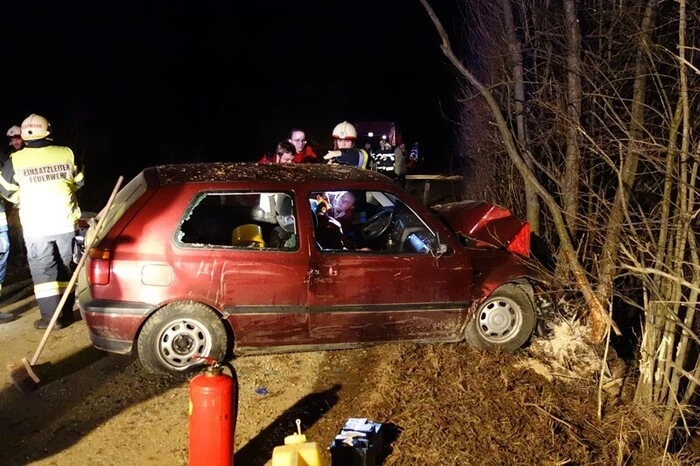 Nachdem es ein Fahrzeug ohne Airbag war wurde der Unfalllenker beim Aufprall gegen die Windschutzscheibe geschleudert und dabei unbestimmten Grades verletzt.
