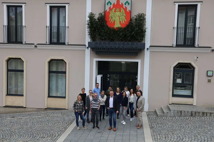 Die bisherigen Raumverhältnisse für die Gemeinde Riegersburg wurden nach der Gemeindezusammenlegung nicht mehr den Ansprüchen gerecht. Die Schaffung eines neuen Gemeindeamtes, das für die Gemeindebewohner gut zugänglich ist, war notwendig. 