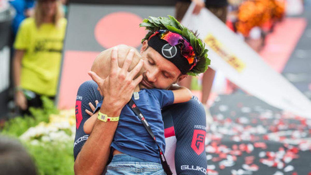 Jan Frodeno mit seinem Sohn im Zielraum