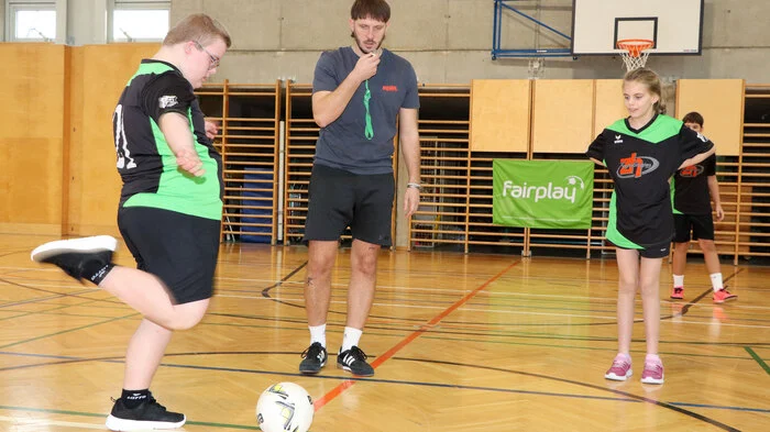 Ankick zum 3. Inklusions-Weihnachtsfußballturnier in der Sporthalle Feldkirchen.
