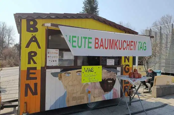 Die Besucher erwartet an den einzelnen Ständen eine breite Vielfalt, darunter Osterdekoration, Kunsthandwerk, sowie Bücher und Antiquitäten