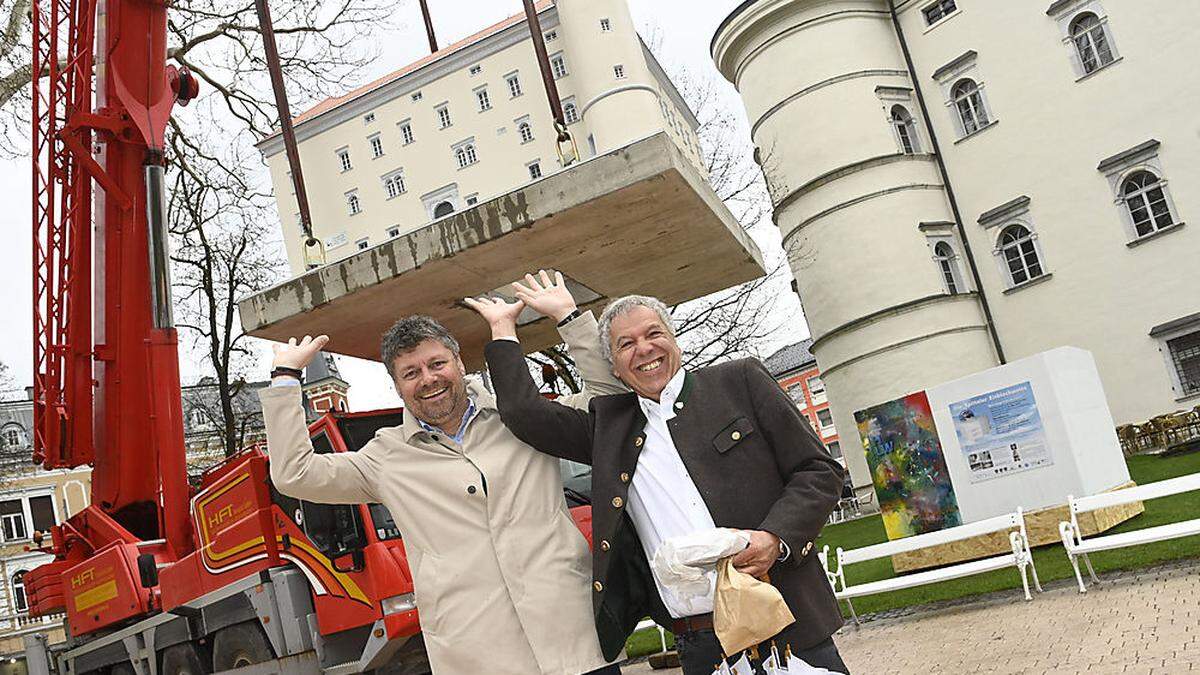 Kommt ein Schloss geflogen: Gerhard Pirih und Franz Eder mit dem tonnenschweren Nachbau und Original im Hintergrund