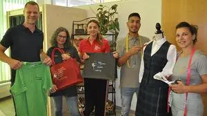 Der neue Projektleiter Michael Streit mit Franke Pless-Hinteregger und Izabela Zarva, die für den Textildruck und die Stickerei zuständig sind, sowie mit den Schneidern Ismatullah Azizi und Violeta Qorri (von links)